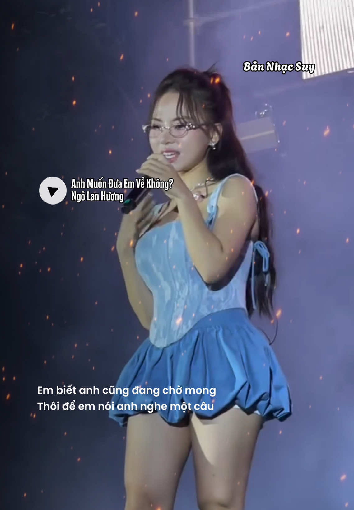 Ánh mắt ta chạm nhau chỉ muốn ngắm anh lâu thật lâu… “Anh Muốn Đưa Em Về Không? - Ngô Lan Hương” #anhmuonduaemvekhong #ngolanhuong #bannhacsuy #xh 