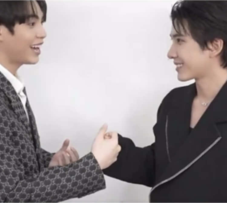 they’re just looking for an excuse to hold hands😭 #เฟิร์สข้าวตัง #FirstKhaotung 