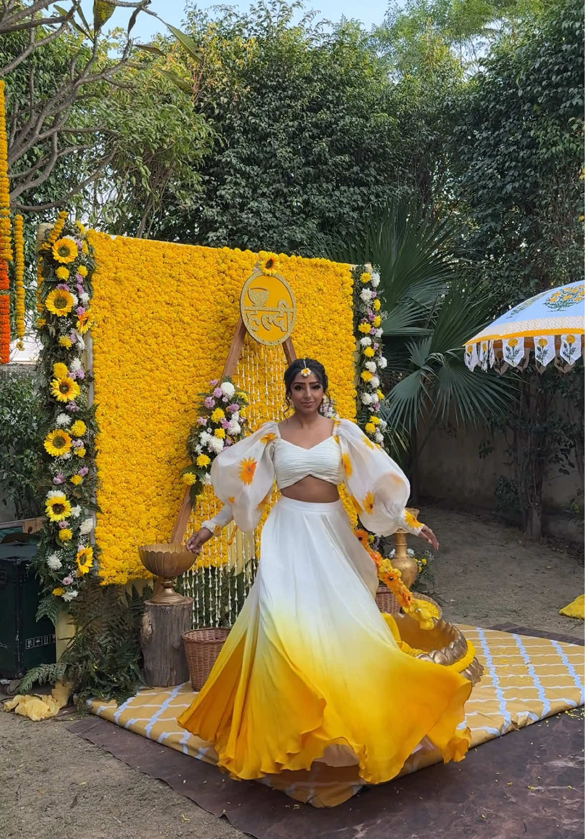 she’s not just glowing, she’s shining in yellow 🌼 #haldi #haldiceremony #haldinight #haldilook #india #indianwedding #punjabi #punjabiwedding 