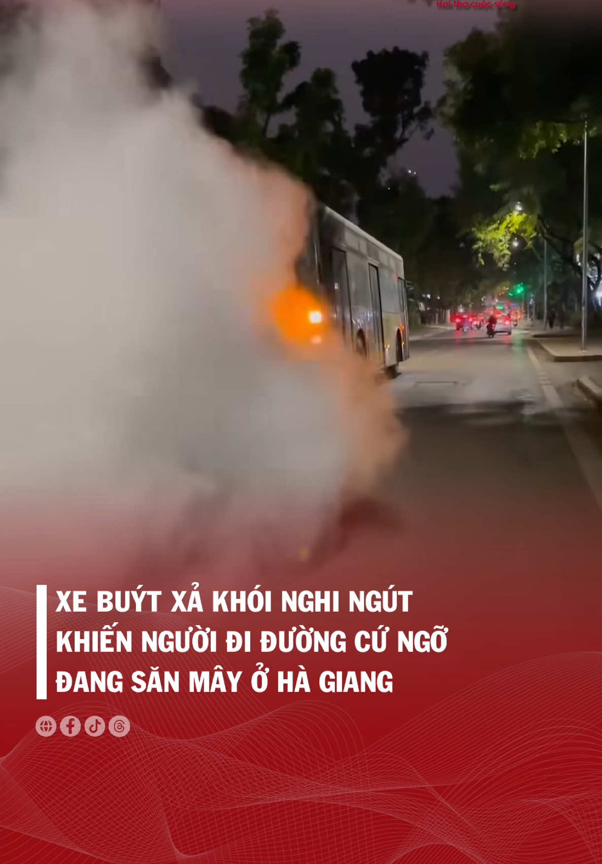 Không rõ nguyên nhân vì sao xe bus này xả khói nhiều đến vậy nhưng sau khi xem clip, nhiều người đã bắt đầu nghĩ về xe điện #vtcnews #tiktoknews #socialnews #hoithocuocsong 
