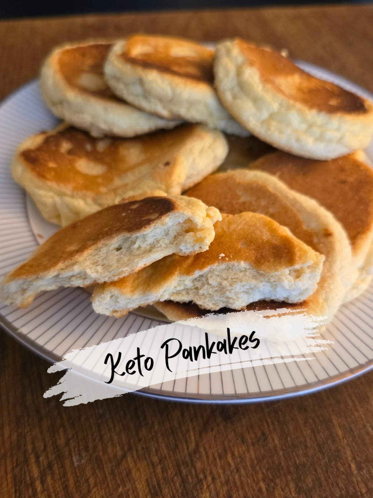 Passend zum gemütlichen Sonntagsfrühstück habe ich für euch ein Rezept für die unglaublich fluffigen, leckeren Keto Pancakes! 🥰😋👌 Sie bestehen aus nur 2 Grundzutaten und sind schnell und ganz einfach zubereitet. Ihr könnt den Teig noch zusätzlich süßen oder salzen. Ich lasse sie pur, so kann ich sie nach Belieben süßen oder herzhaft belegen. 🤩👍 Für 8 Stck braucht ihr: 3 Eier 30 g Nussmus oder Nussbutter (ich hatte Erdnussmus) Zusätzlich etwas butterschmalz zum braten  Eier trennen, Eiweiß steif schlagen, Eigelb mit Nussbutter vermischen und in das Eiweiß einrühren/unterheben. Die Masse mit dem Löffel portionsweise in die heiße Pfanne mit Butter geben und bei mittlerer Hitze von jeder Seite ca 4 Min. ausbacken. Fertig 😊❤️🫶 #keto #ketodiät #lowcarb #ketorecipes #ohnekohlenhydrate #ketorezepte #ketofrühstück #lowcarbfrühstück #pancakes #ohnemehl #glutenfree 