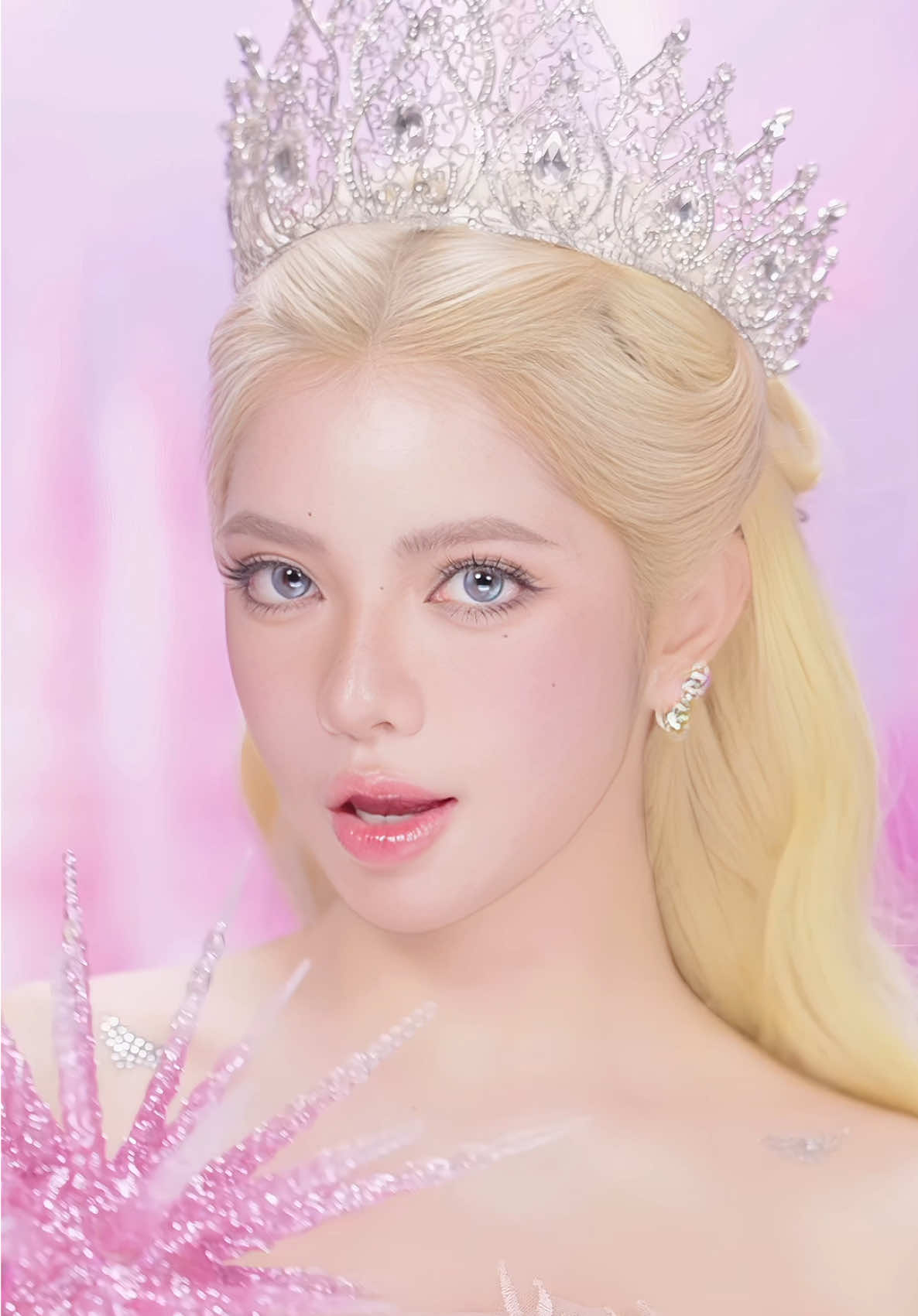 GreenPink in your area 💚🩷✨ #Wicked #Glinda #Elphaba  Tự nhiên thấy màu xanh lá cũng dịu =))))) makeup by @Ty Lê 😘