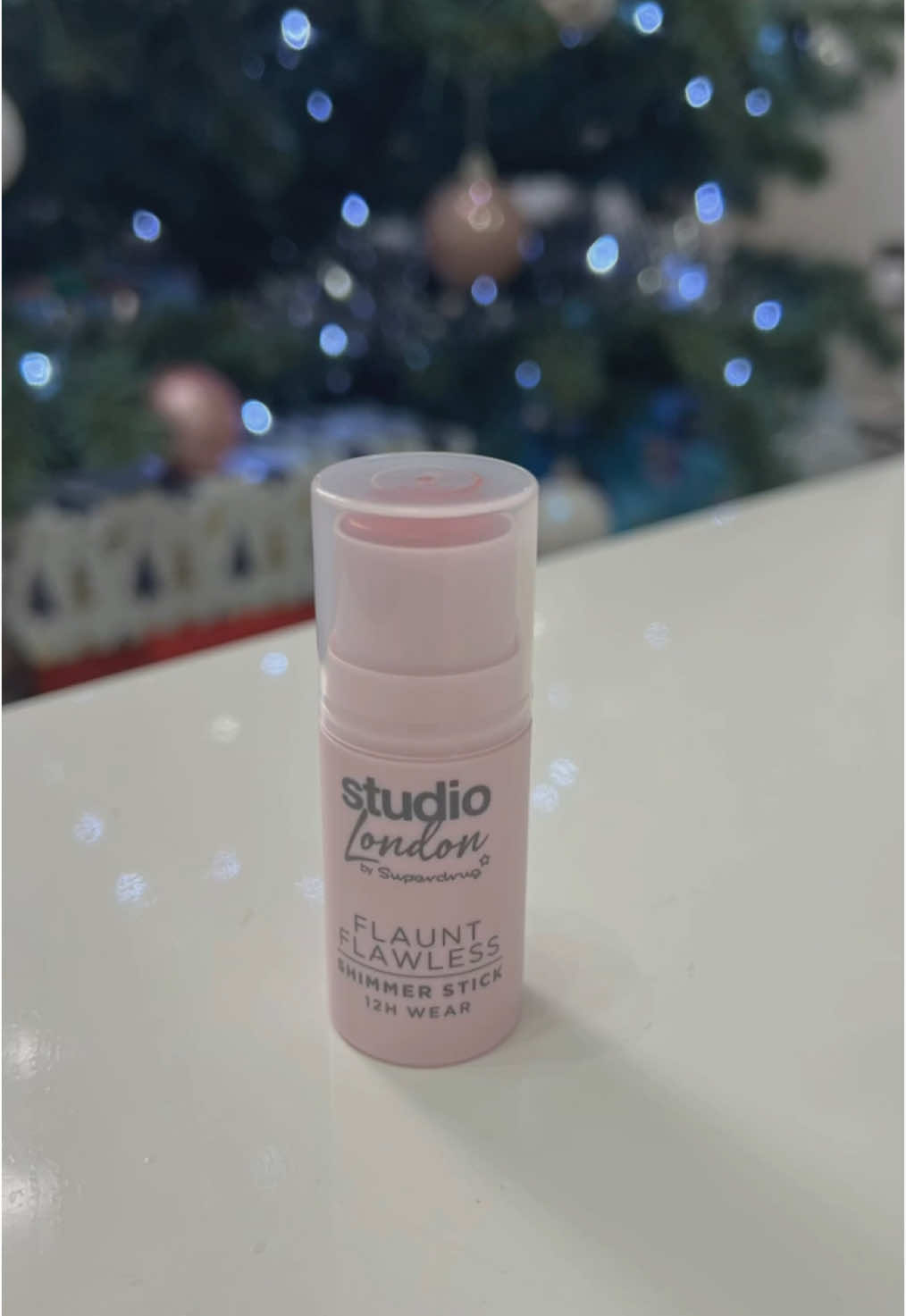 ✨Studio London - Flaunt Flawless Shimmer Stick✨   Unboxing time of another pink parcel and i am so excited to try this !  Keep an eye out for my review !  Thank you @superdrugcustomercommunity  AD Gifted  #studiolondon #studiolondonflauntflawlessshimmerstick #shimmerstick #highlighter #makeup #cosmetics #newmakeup #newcosmetics  #superdrugcustomercommunity #contentcreator #unboxing #nanoinfluencer #followｍe #under10k #makeupremover #contentcreator #skincare #beauty #beautybloggers #ukblogger #ukbeautyblogger #ukbeauty #skin @Superdrug @studiolondonbysuperdrug 