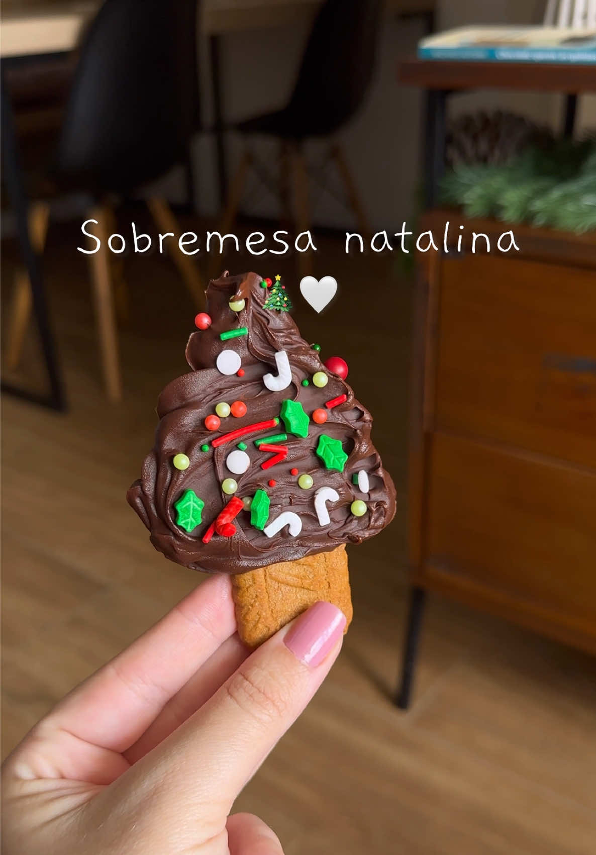Chocolate natalino! 🎄🍫✨  A sobremesa mais fácil e linda do seu #natal! ❤️ #sobremesa #christmas #receita #arvoredenatal #sobremesadenatal 