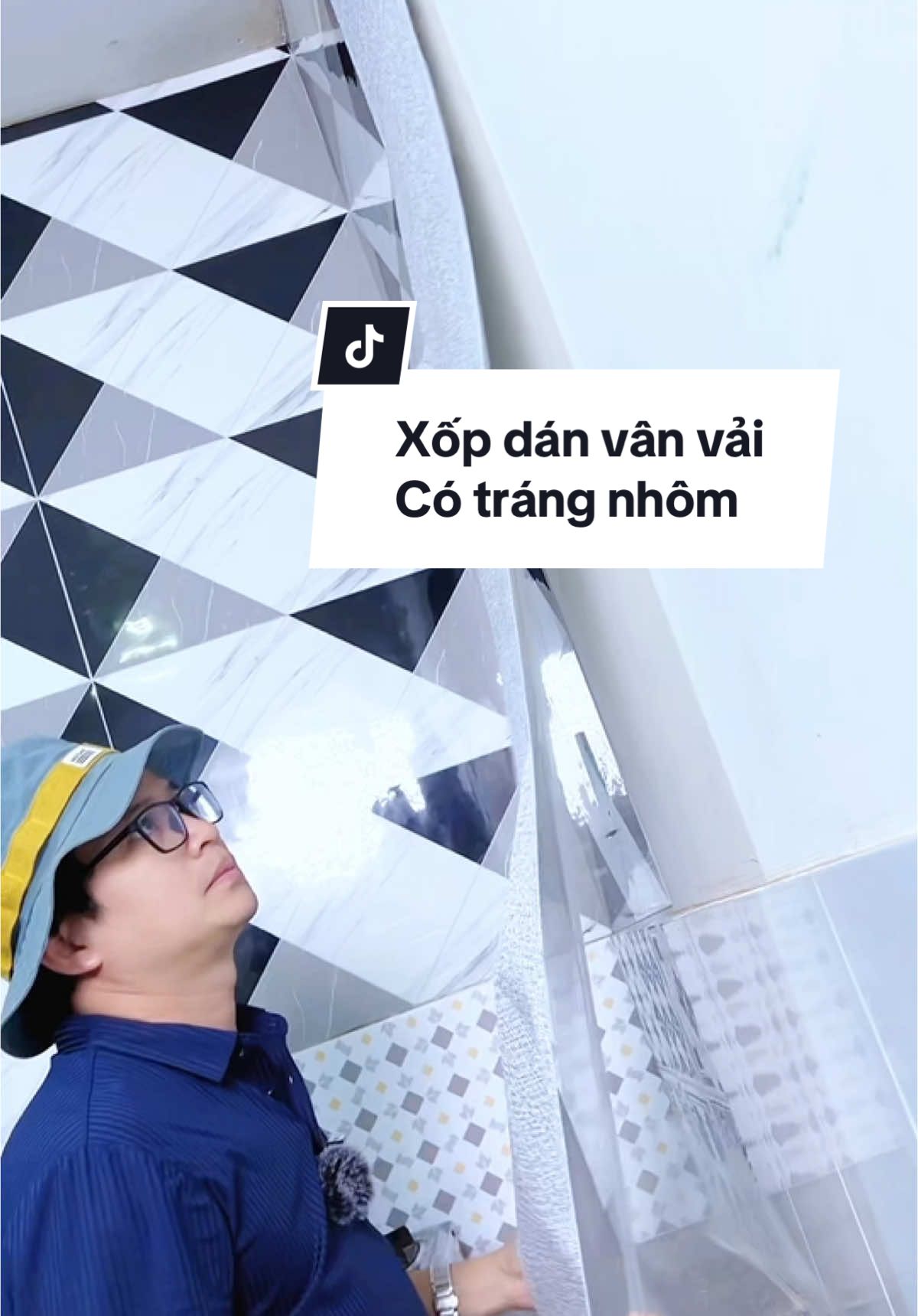 Xốp dán vân vải khác với những loại xốp khác là có tráng nhôm mặt sau giúp việc tháo gỡ về sau dễ dàng, cách nhiệt nhẹ, kháng ẩm tốt, cuộn khổ 50cm dài 2,8 mét #xopdantuong #caitaonha #decor #mittocao 