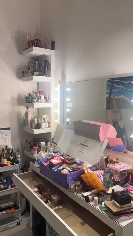 ايش افضل كونسيلر بالعالم؟ و اعطوني حل لانه غرفتي صغيره كل شوي بشتري شي🥲 