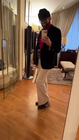 Ну вот я и собрался, бегло, быстро, улыбаясь, торопясь и не торопясь, думая о том что важно такое состояние умиротворения, спокойствия, радости, я не забываю радоваться, - радуйтесь друзья - улыбайтесь 😊#жизньниколаявасиленко #улыбка #николайвасиленко #mystyle 