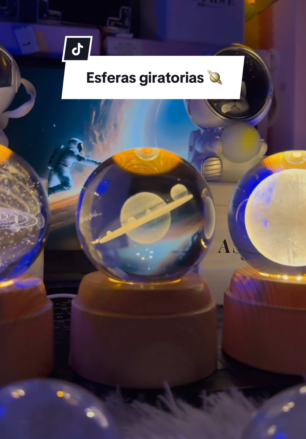 La belleza de #saturno #luna #sistemasolar 🪐🌖✨ . . . #esferadecristal #lamparaled #iluminaciónled #efecto3d #decoracion #peru🇵🇪  . Esfera de cristal en base giratoria, regalo perfecto para esa personita especial. 🎁💕