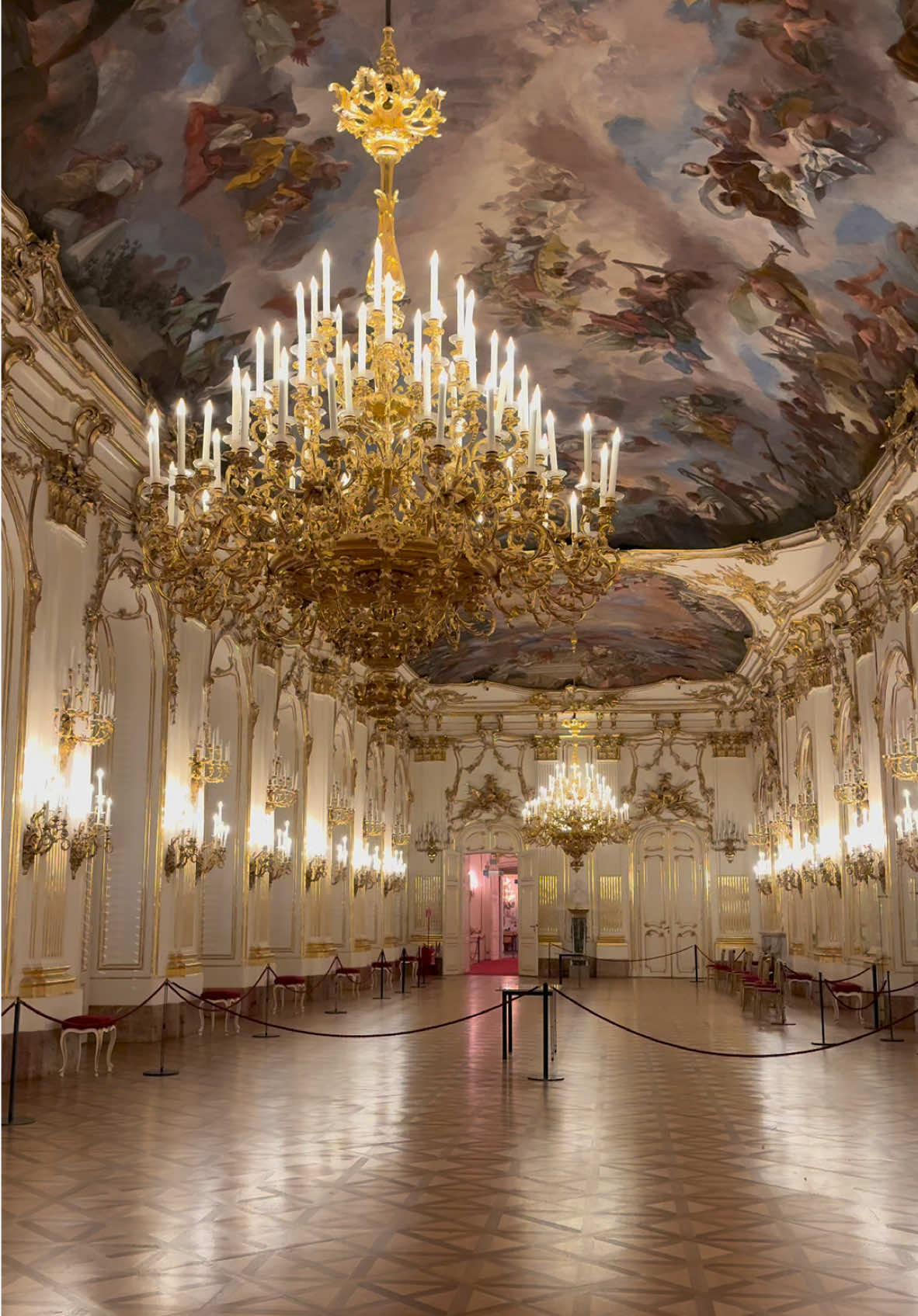 Living like Empress Sisi in Schönbrunn Palace 👑🎀 For admission, please book your time-slotted ticket online prior to your visit. The price is the same but this avoids long waiting times / sold-out time slots🎟️ #palace #schonbrunnpalace #sisi #empresssissi #empress #princesscore #imperialpalace #royal #theempress #baroque #regal #vienna #royalcore 