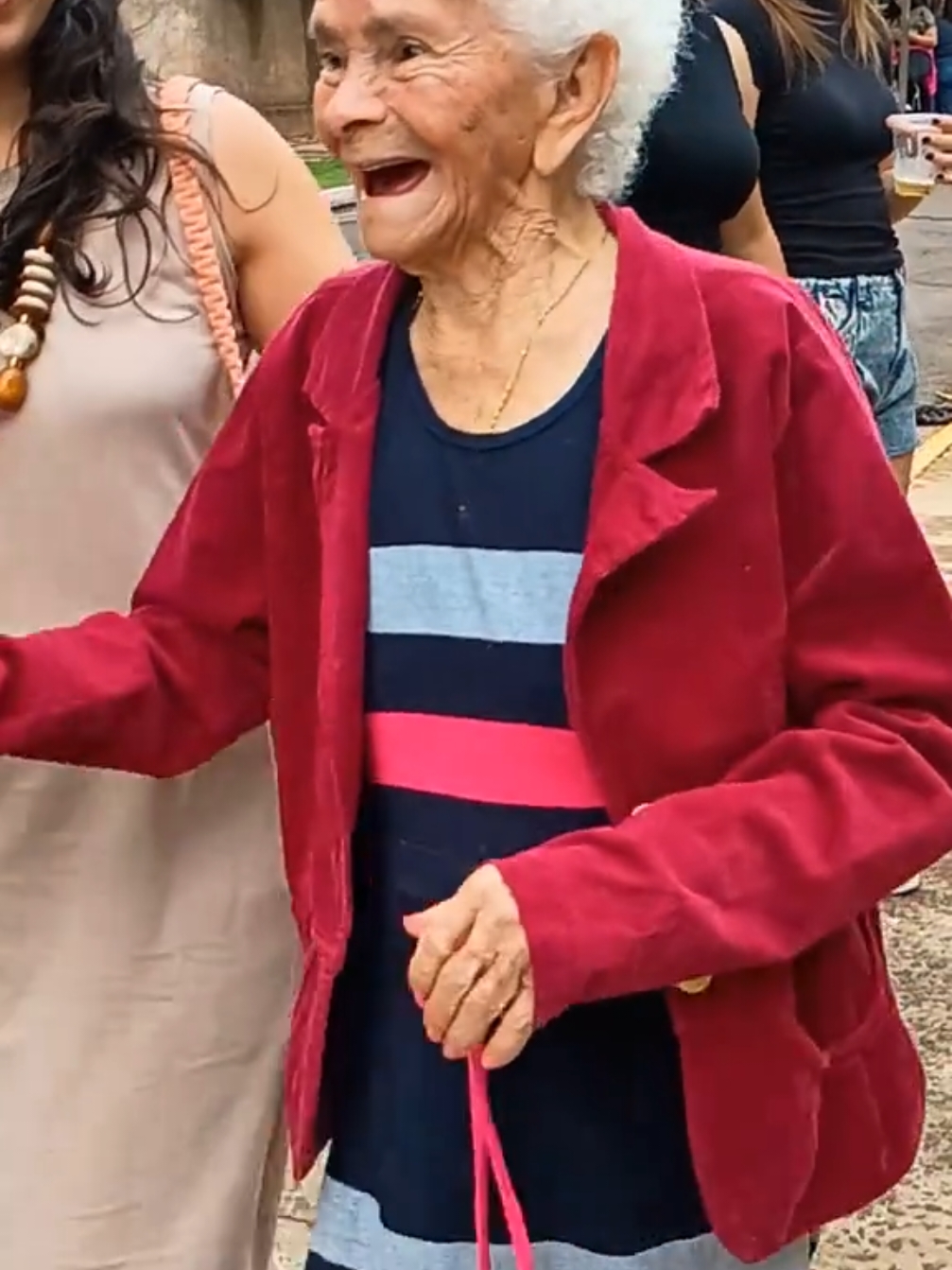 Vovó está se divertindo nesse passeio  #vovo #paciência #felicidade #fouryou 