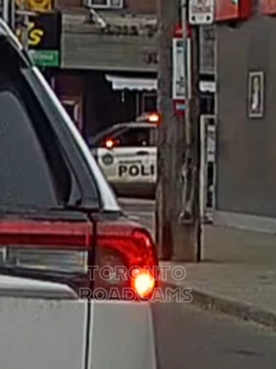 red light runner caught on Bloor  #dashcam #toronto #dashcamvideos #torontodriving #tps #torontopolice #redlight 