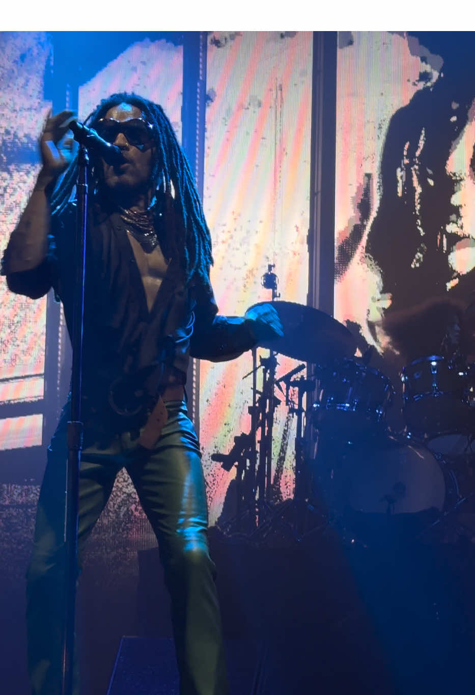 Alright, last Lenny Kravitz concert TikTok - The Chamber. Hands down his best song, and yes, I’m prepared to fight anyone who disagrees. Full version, because I’m just that generous 😜 #thechamber  #strut  #live   #R⭕️MAN #creatorsearchinsights 