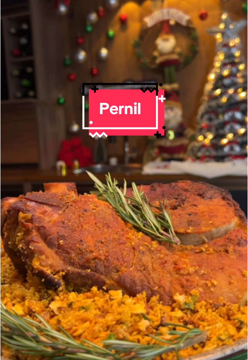 Pernil assado 🔥🤤 Juro, esse pernil assado com farofa de cebola e bacon fica sensacional e vai ficar perfeito na sua mesa de Natal! 😱 Ingredientes: 👇🏽 Utilizei uma peça de pernil de 2,5kg 4 dentes de alho 1 taça de vinho branco  Suco de 1 limão  Suco de 2 laranjas Sal, páprica picante, pimenta do reino e chimichurri a gosto  Farofa: 250g de farinha de mandioca  200g de bacon 1 cebola grande 3 dentes de alho 1 colher generosa de manteiga Sal, pimenta calabresa, páprica defumada e cheiro verde  Preparo: Faça alguns furos no pernil para o tempero entrar. Coloque em uma vasilha e tempere com alho, sal, pimenta, chimichurri, páprica,   Vinho branco, laranja e limão. Misture tudo muito bem no pernil e deixe Marina do de um dia para o outro. Coloque o pernil na assadeira com uma caminha de cebola. Cubra com papel alumínio e leve para o forno por 2 horas e meia. Retire o papel alumínio e volta ao forno para dourar. Uma dica para ele ficar bem douradinho é ir pincelando o próprio tempero que está na assadeira. E aí, gostou? Então já marca o @ para fazer essa receita deliciosa pra você! 🥰 Ah, e não esqueça de me seguir para mais receitinhas! 😋 #pernilassado #pernil #receitas #receita #receitasfaceis #natal #comida #comidafacil #culinaria 