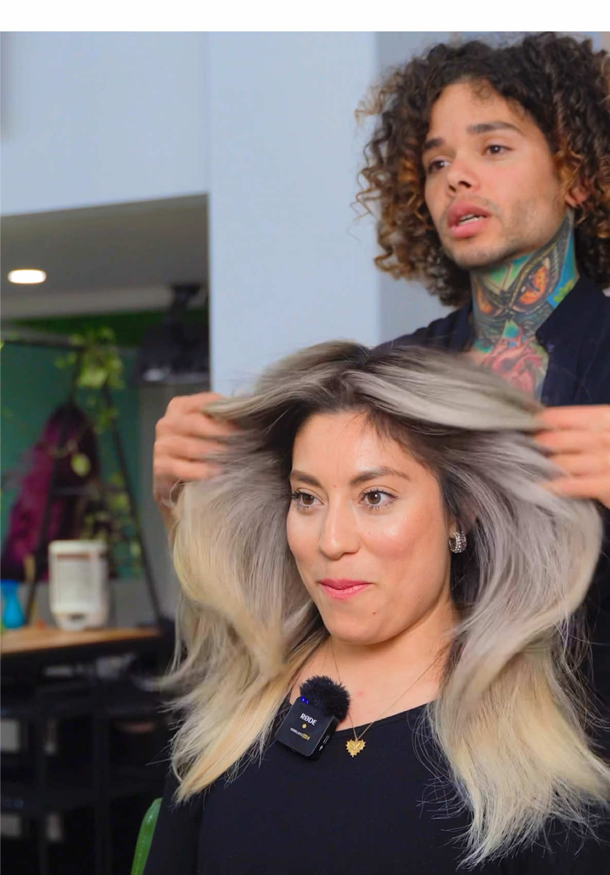 Betsy finalmente cumplió su sueño de ser rubia! 🌟✨ Después de tanto tiempo intentándolo, logramos un rubio espectacular que no solo disimula las canas, sino que la hace lucir elegante, radiante y favorecida. 💇‍♀️💛 A veces, menos canas y más confianza es todo lo que necesitamos para un cambio increíble. 🙌 #RubioPerfecto #HairTransformation #GlowUp #EleganciaNatural #CabelloHermoso #BlondeGoals #AntesYDespués #EstiloConClase #TendenciasDeCabello #TransformaciónDeImagen #CabelloRadiante #RubioEspectacular #CuidadoCapilar #HairDesign #HoustonHair #EstilistasProfesionales #BlondeHair #RubiasConEstilo #HairLover #CambioDeLook