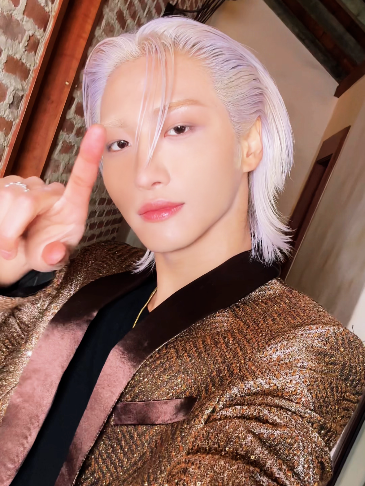 만화를 찢고 나온 듯한 에이티즈 성화의 ‘Ice On My Teeth’ 챌린지 공개❤️‍🔥 성화 단독 ‘Ice On My Teeth’ 챌린지 영상은 이번이 처음이죠. 성화의 본업 천재 모먼트를 한 착장으로만 담기엔 아쉬워 다양하게 준비했습니다. 곧 성화와 함께한 화보와 다양한 콘텐츠도 공개될 예정이니 놓치지 마세요! @ateez_official_ #에이티즈 #성화 #ATEEZ #Seonghwa #에스콰이어 #ESQUIREKOREA