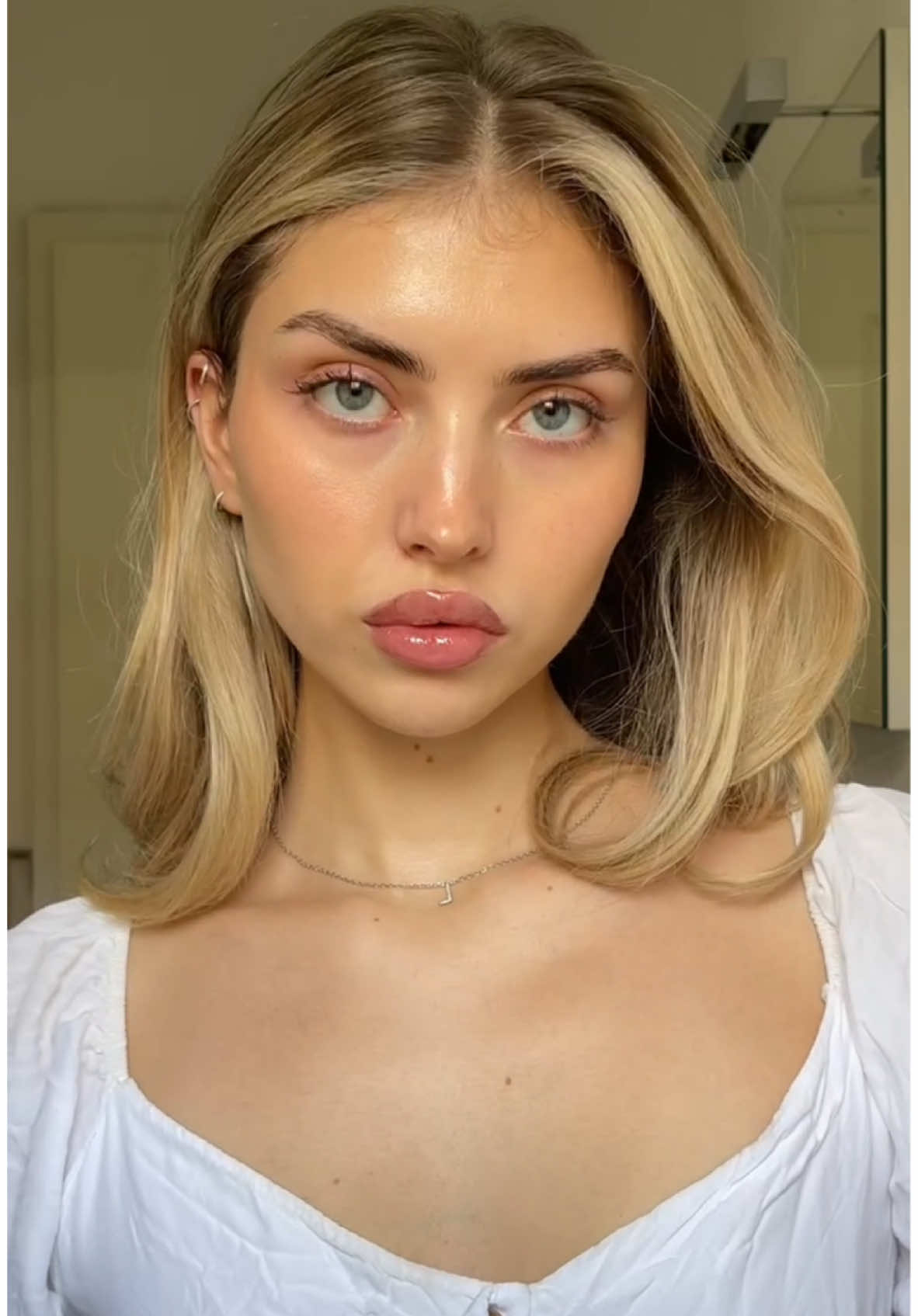 The only tutorial you will ever need for a no makeup makeup look  @Diorbeauty lipliner & forever perfect glow maximizer & forever perfect skin contour stick @Gisou watermelon sugar lip gloss @ILIA Beauty milk toner @LottieLondon cheeky glow & bronzing serum drop