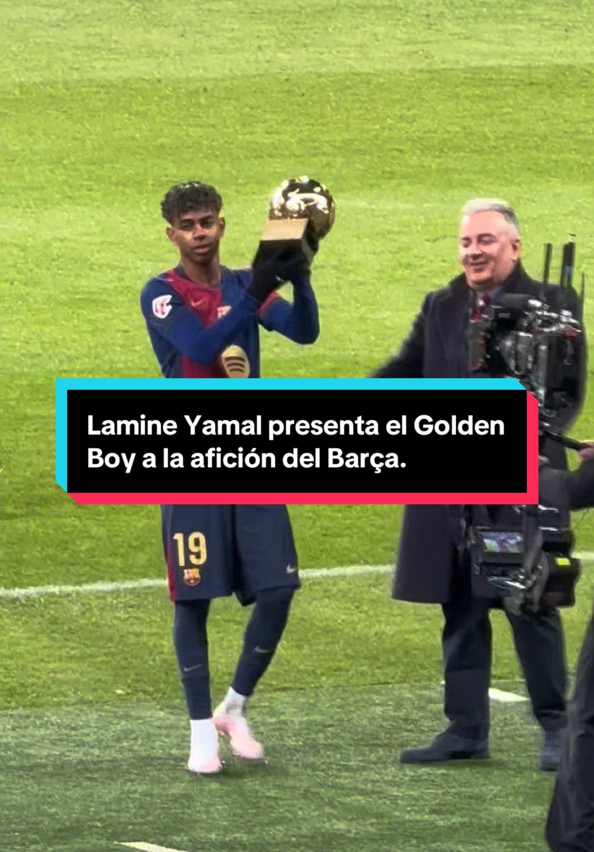 Lamine Yamal presenta el premio Golden Boy a la afición del Barça. #LamineYamal #Barcelona #FCBarcelona #Barca @fcbarcelona 
