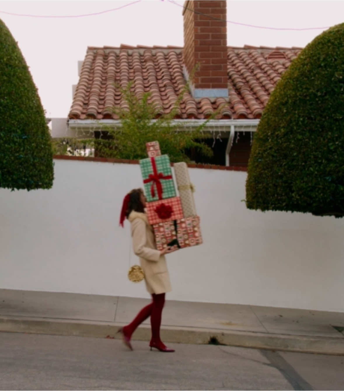 Dear Santa, can you help me out? 🎁 #christmas #santa #gift #cinematography #bmpcc4k #holiday 