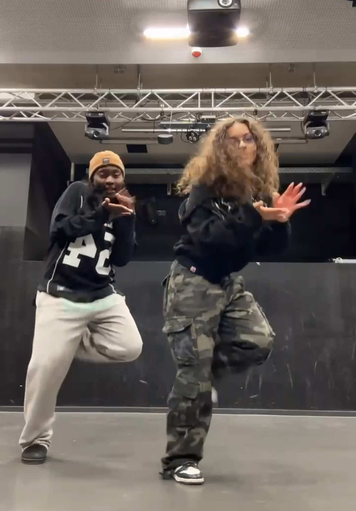 whatcho know about me?🔥🔥 | dancers: @bębęw @melanie.br | dc: @Myke_Livinlegend  #dance #dancechoreography #dancestolearn #dances2024trends #hiphopdance #dancing #dancetok #hiphop #hiphopdancing #hiphoptok #crew #offmask #hiphopdancecrew #dancinghiphop #dancecrew #hiphopcrew