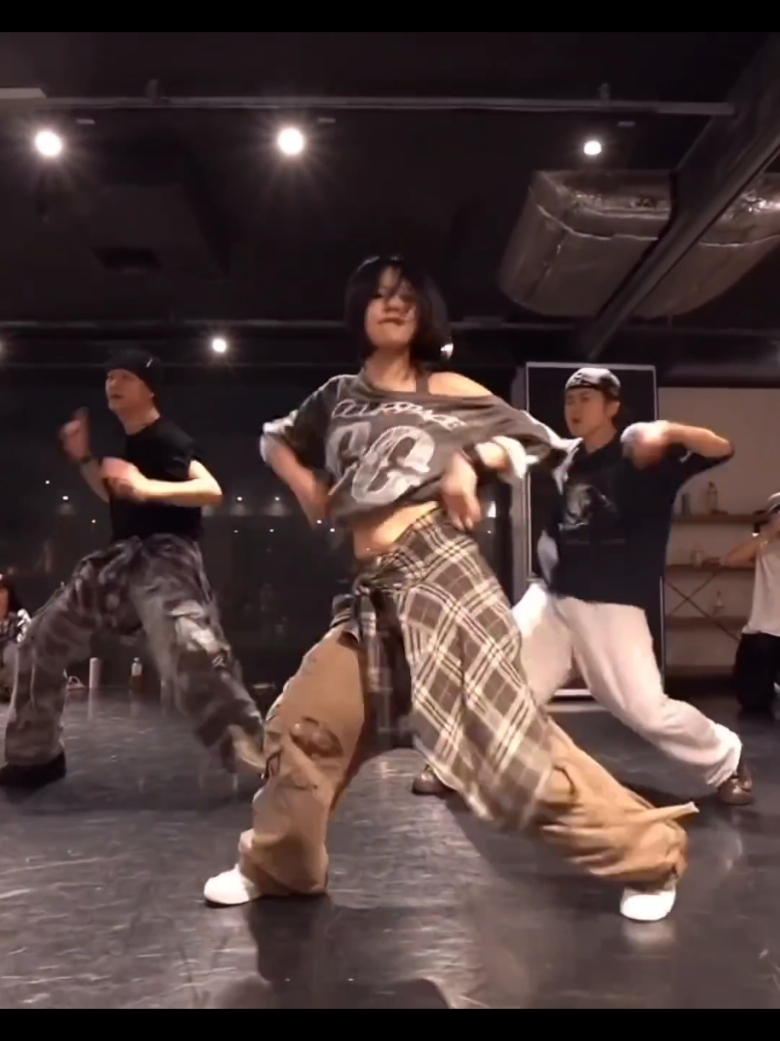 #vlogdance #foryoupage #comedance #tiktokdancevn #hellodance #asmrdance #dancer 