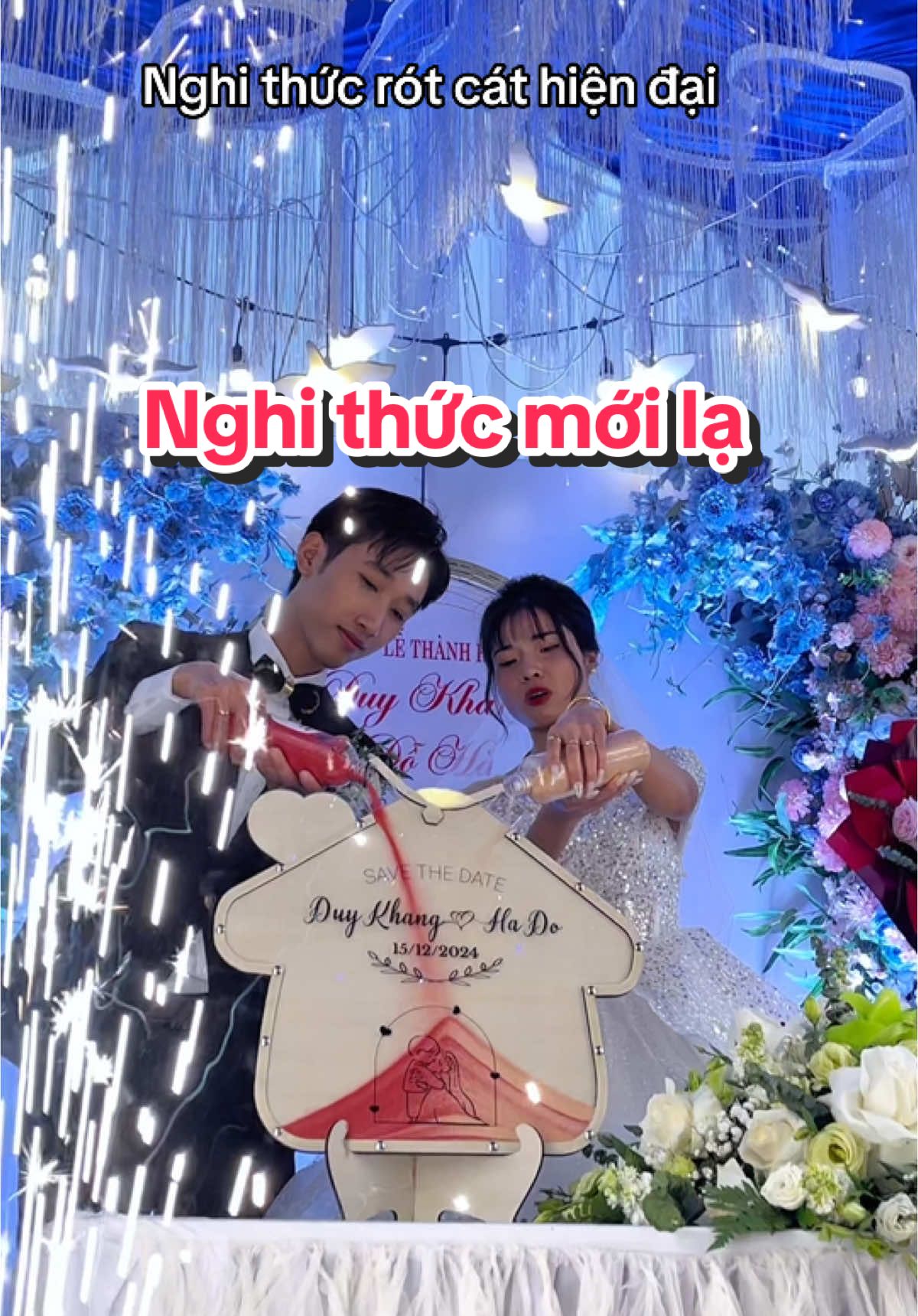 Tục lệ rót cát trong đám cưới là một nghi thức mang tính biểu tượng phổ biến trong các lễ cưới phương Tây và đã được nhiều quốc gia, văn hóa tiếp nhận và biến đổi theo cách riêng. Nghi thức này thường xuất hiện trong phần lễ chính, thể hiện ý nghĩa sâu sắc về sự hòa hợp và gắn bó giữa cô dâu và chú rể. Ý nghĩa của tục lệ rót cát 	•	Sự gắn kết và hòa quyện: Cô dâu và chú rể sẽ rót hai loại cát có màu sắc khác nhau vào chung một chiếc lọ hoặc bình. Hành động này tượng trưng cho sự hòa quyện của hai cá nhân, hai cuộc đời thành một, không thể tách rời. 	•	Tính bền vững: Một khi hai loại cát đã hòa lẫn, chúng không thể tách ra, biểu thị mối quan hệ vững bền và sự cam kết dài lâu của đôi vợ chồng. 	•	Tính độc đáo: Mỗi màu sắc, mỗi kiểu rót sẽ tạo nên một tác phẩm nghệ thuật riêng biệt, giống như cách mỗi cặp đôi xây dựng cuộc sống chung theo cách riêng của họ. Rót cát đám cưới là 1 nghi thức mới trong lễ thành hôn mà dâu rể có thể tham khảo  Khung tranh rót cát đám cưới chưa bao giờ hết hót #xuhuong #rotcatdamcuoi #rotcat #weeding #damcuoi #happyending #nghithucdamcuoi #trending #viral #y2k #review #đámcưới #muacuoi 