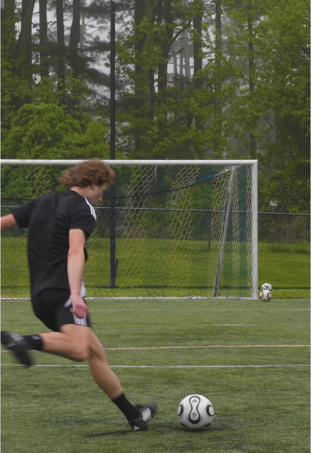 what helium does to a ⚽️ ball #fyp #freekick #knuckleball #jabulani #football #footballer #Soccer #asmr #satisfying