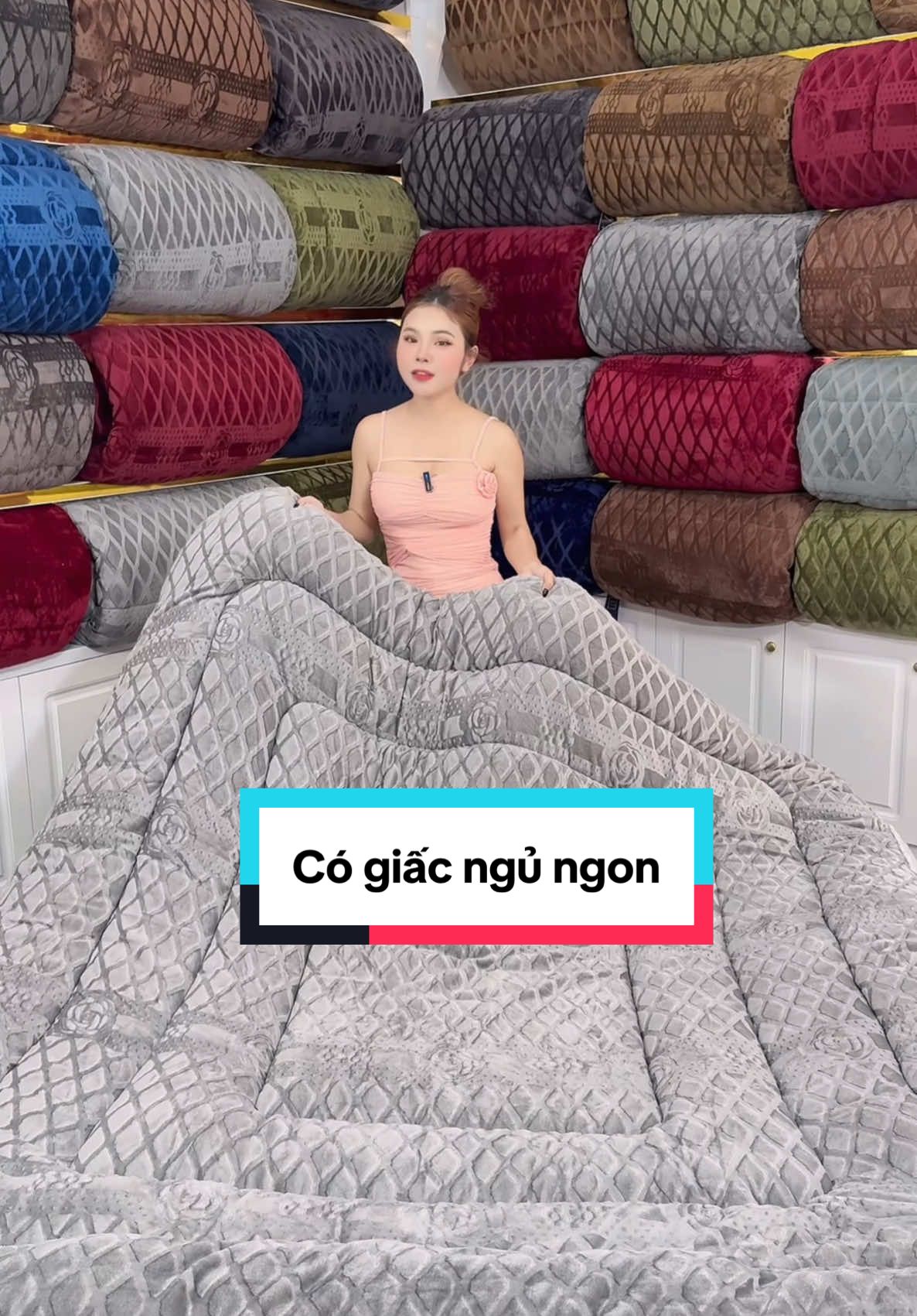 Nằm vào chiếc chăn lông thỏ 4kg này thì ngủ quên dậy đi làm luôn #chancoco #chancocolongtho #chanlongtuyet #chanlongtho #chanlongcuu 