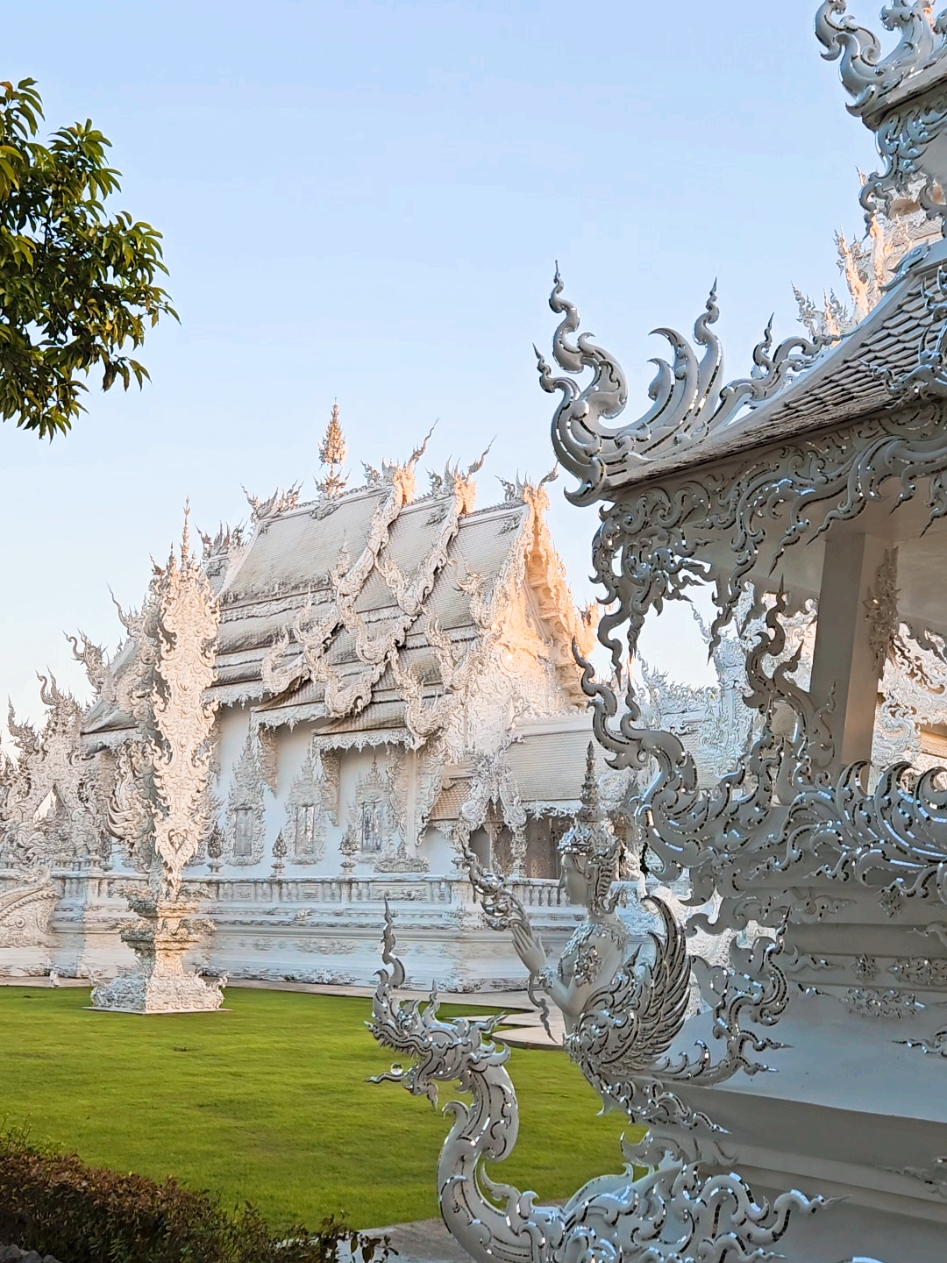 The famous and most beautiful White Temple! 📍Chiang Rai  #chiangrai #chiangmai #thailand #traveltiktok #visitthailand #creatorsearchinsights #whitetemple #fyp 