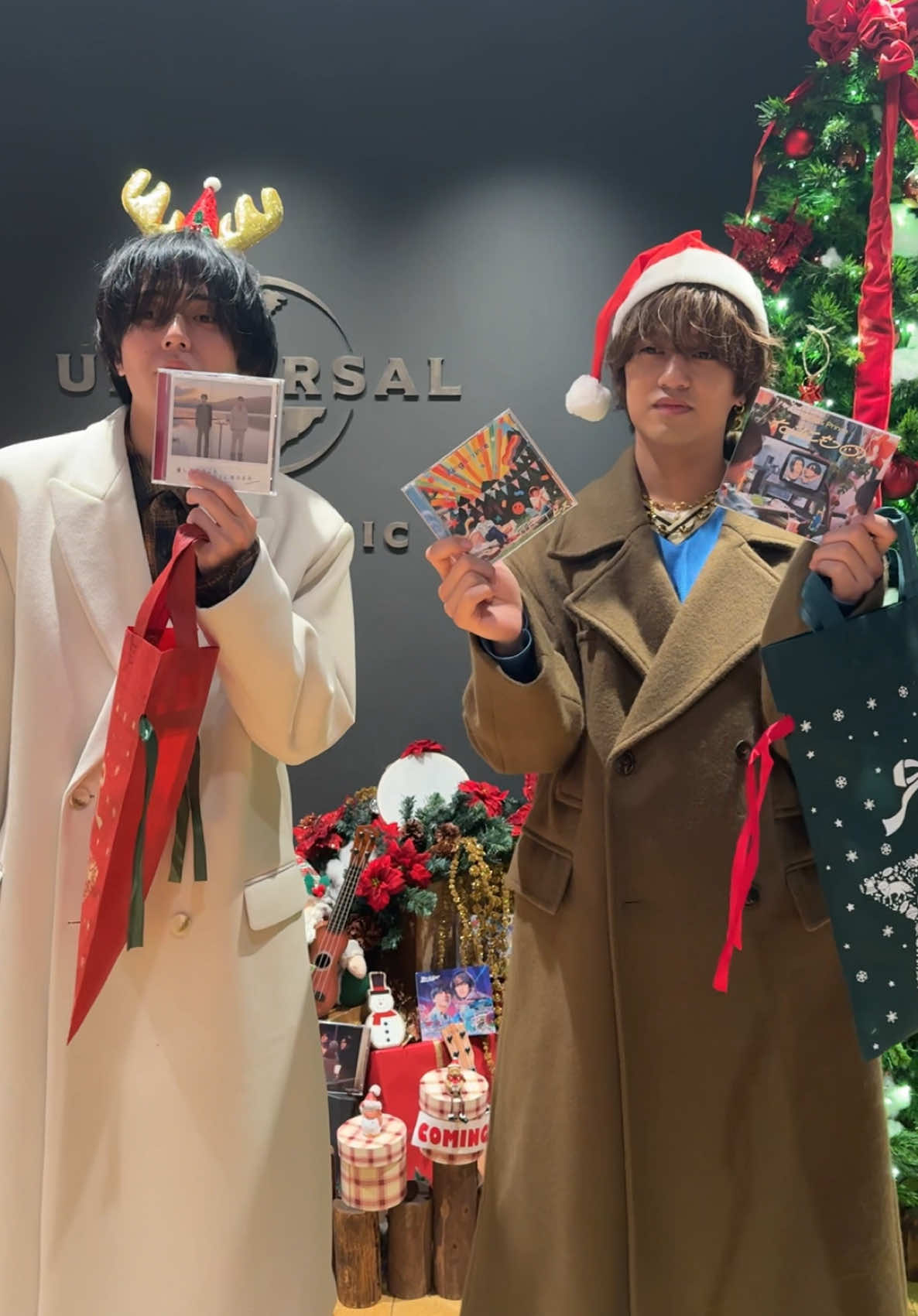 僕たちからティアラへのクリスマスプレゼント💝 SG「なにもの」AL「ピース」SG「愛し生きること / MAGIC WORD」の3タイトルが12/18 0時～配信開始！ 🔍詳細はプロフィールにあるKing & Prince公式特設サイトのリンクをご覧ください！ #キンプリサンタ #KingandPrince #なにもの #ピース #愛し生きること #MAGICWORD 