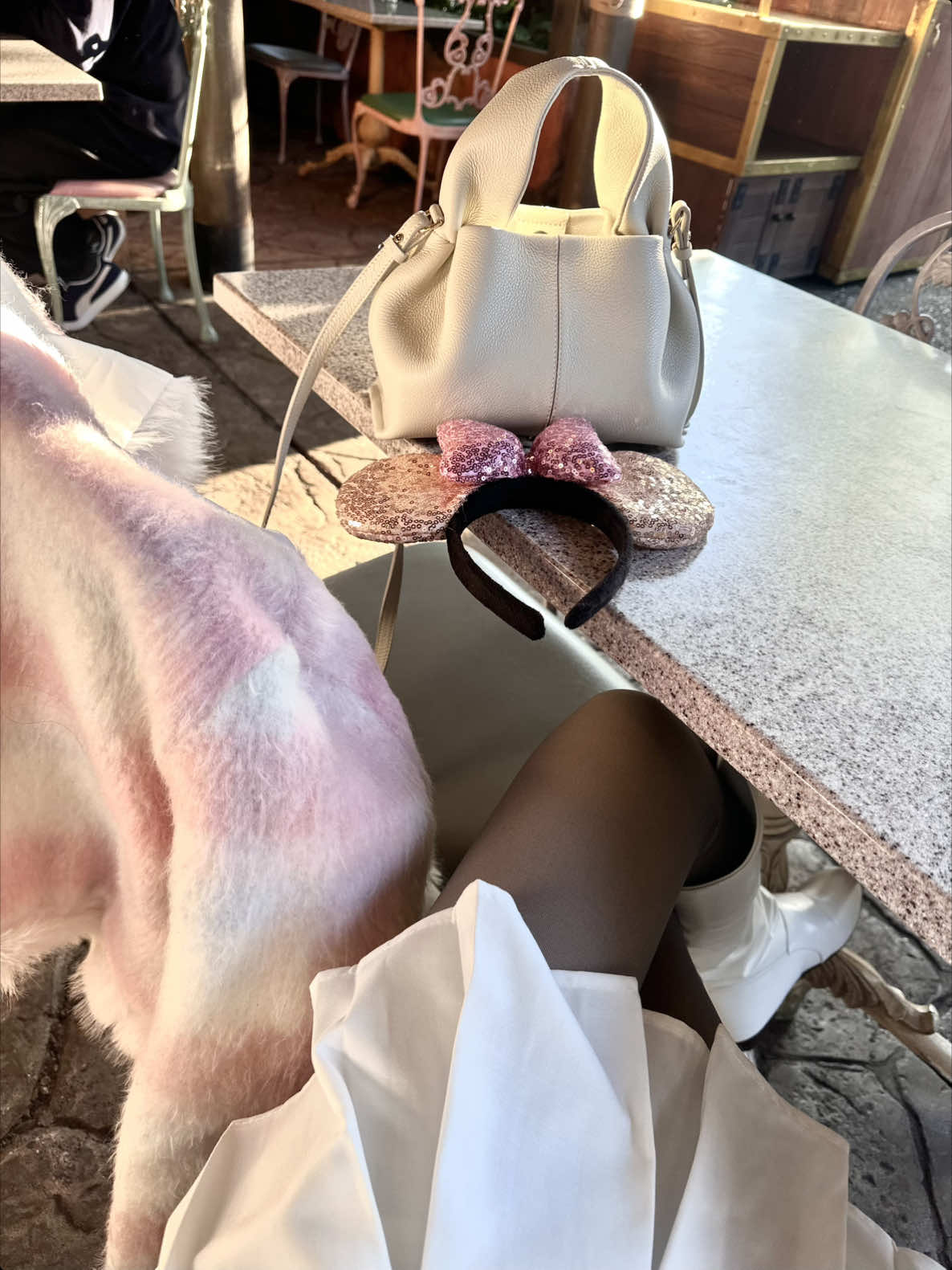 eittttss jgn salah .. Jepang memiliki kekayaan budaya yg luar biasa, gak heran kalau Jepang adalah salah satu negara dengan wisatawan tertinggi diasia, kalau kejepang yg pasti nya jgn heran kalau crowded karena turis paling suka ke Jepang (apalagi turis indo) termasuk sy sendiri pun tertarik pengen balik lagi dan lagi hahaha karena byk keunikan dgn negara trsbt, kuliner nya yg enak2, culture nya mreka yg sopan dan tertib, tdk memusingkan kehidupan org lain, menghargai pejalan kaki dan sangat menghargai lawan bicara, selain itu mempunyai vending machine dimana mana, smart toilet, shinkansen dan masih bnyak lagi .. the best lah pkkonya 👍