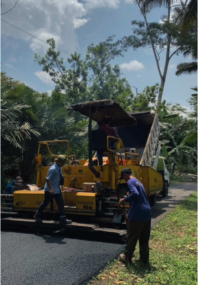 Terbakar ketua 🔥👷🏿‍♂️🔥 #aspal #hotmix #asphalt #jalanaspal #aspalbuton #kangaspal #sumitomo #pupr #membangunnegeri #banjarnegara #banjarnegara24jam #fyp #fypシ゚ #foryoupage #CapCut 