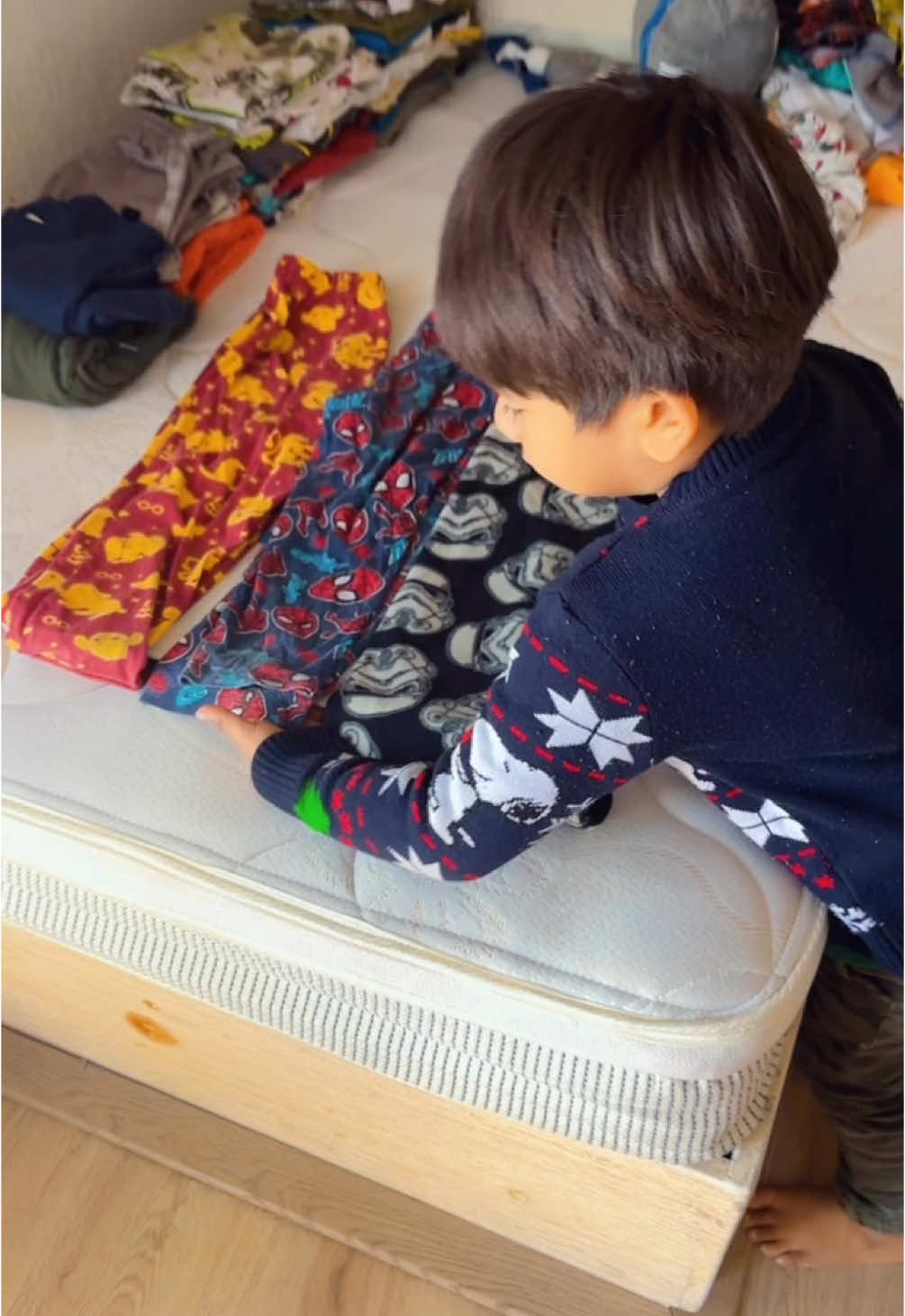 Adrian doblando su rooa se esta vooviendo experto 🧡#juego #orden #limpieza #habitos #kids 