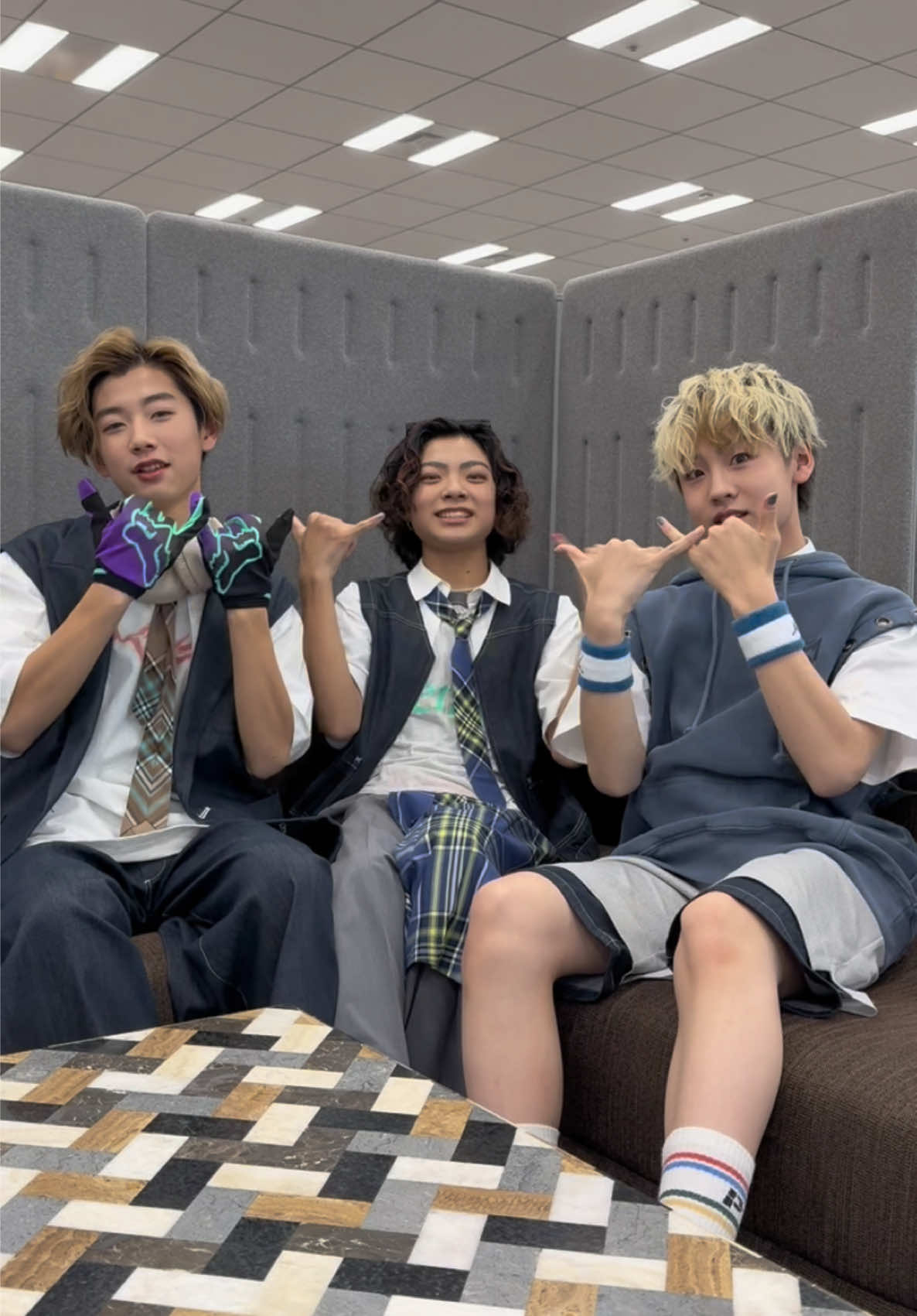 もう直ぐ冬休みが始まるね‼️⛄️❄️ みんなは休み何する〜？？ 今日も沢山応援コメント待ってます〜‼️🙌 🔴🦊#RYUDO 🟢🦊#GAKU 🐬🦊#TSUBASA #PG_春休みにライブを目指す小中学生集団#ダンス#バズりたい#おすすめ #fyp #アーティストデビュー#PG#WABISABI #PG_RYUDO#PG_GAKU#PG_TSUBASA