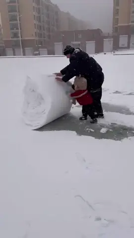Let’s roll up a giant “Swiss roll” in the snow!#Xinjiang #funnyy #snow #wintervibes