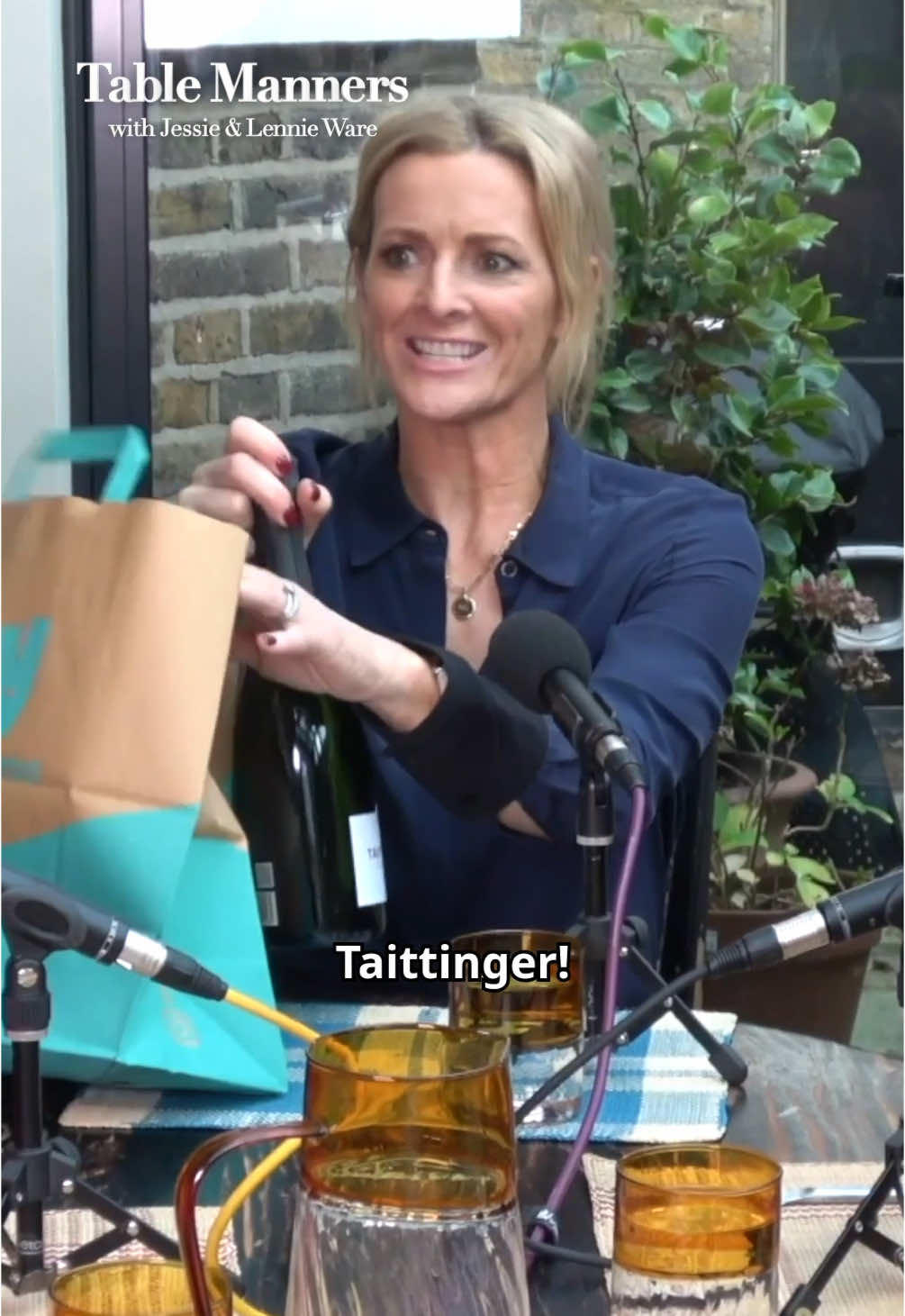 We’ve got a very special bonus episode for you to brighten up your Monday morning! The fabulous Gabby Logan joined us for lunch and a game of Secret Santa courtesy of @Deliveroo. Thanks to Deliveroo presents can be at your door in as little as 25 minutes! #ad  #TableManners #JessieWare #LennieWare #GabbyLogan #Deliveroo #gifts #present #christmas #secretsanta #delivery 