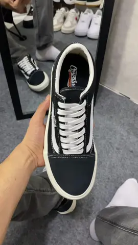 Tetap yg ori di era gempuran sepatu kw 🔥#sepatu #sepatulokal #sepatumurah #outfitsimple #sneakers #sepatukasual 