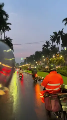 Masyallah naik motor muter2 malang vibesnya after rain🥹🌈 #malang  #afterrain #rain #suasanamalang #exploremalang #jalanijenmalang #ijen #fyp #fypage #zyxbca 