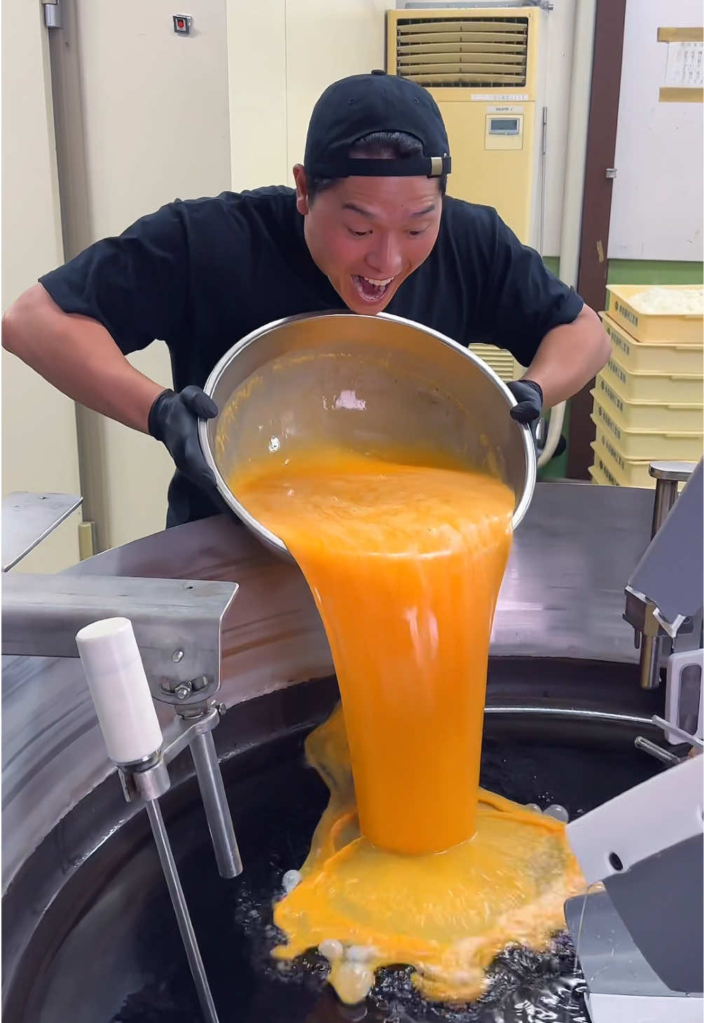 100人前のチャーハンを作る全自動巨大炒飯マシーン🍚 IHの高火力で大量のチャーハンを均一にパラパラに炒めてくれる！ バヤシさんと一緒に工場に潜入して炒飯マシーンを体験してきた🧢 📍大阪「中井機械工業株式会社」 #大阪グルメ #tiktokfood #japanesefood 
