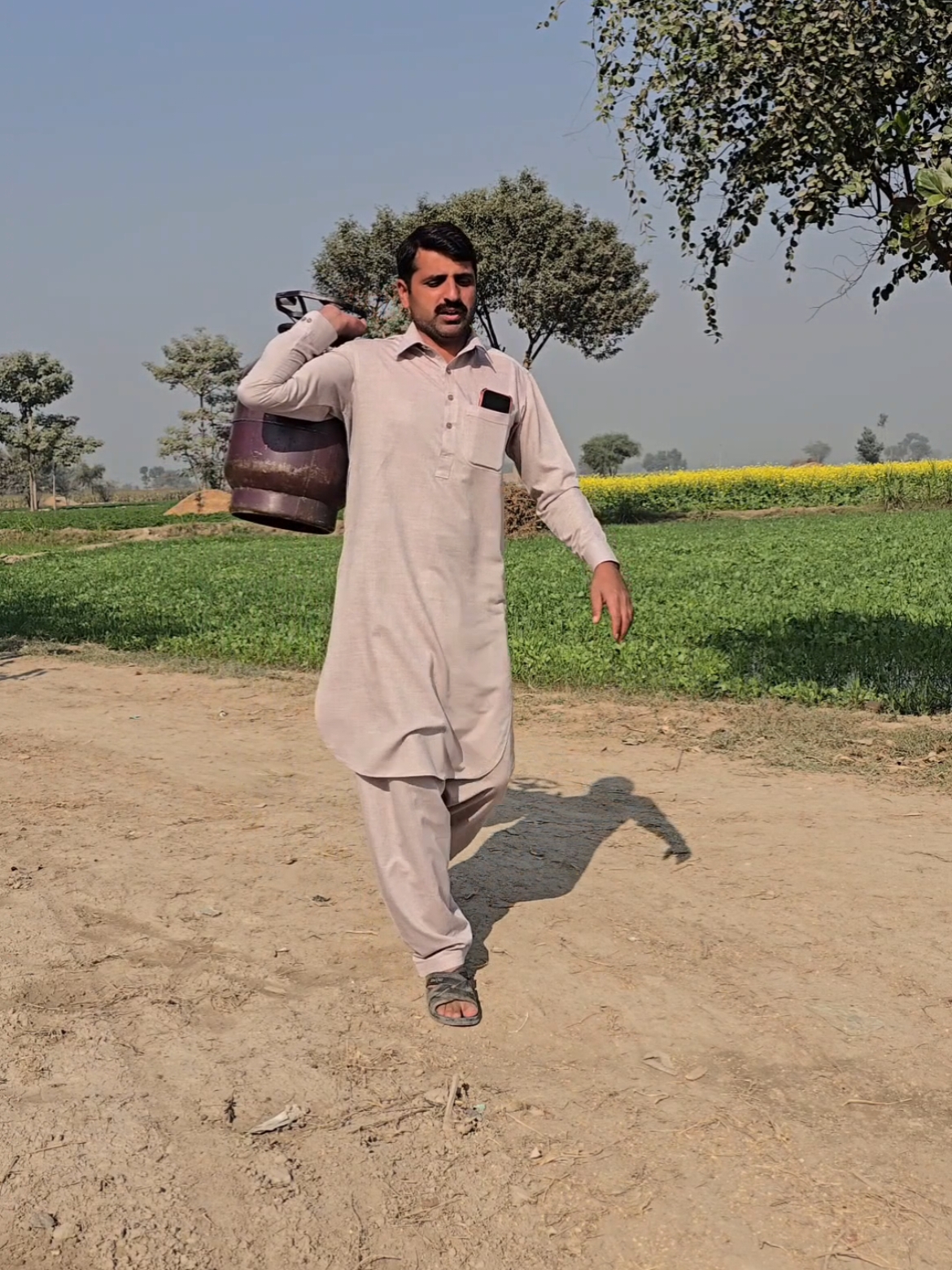 bagam aa gai#fly #mrshadu #fouryou #pakistan 