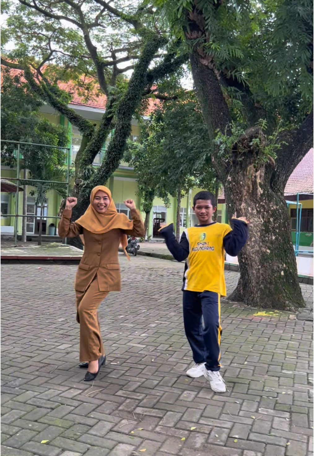 iglo kiss of life. Belajar dance sama masternya @yudhaa  #iglo #kpopdancechallenge #kpopdance #kissoflife #gurutiktok 