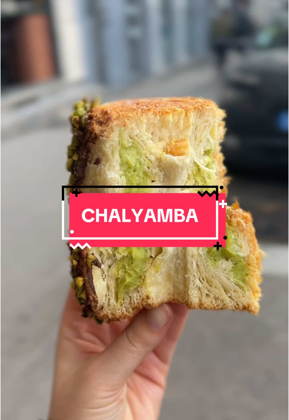 Le rdv sucré du Lundi 🥐☕️🧋 Episode 8- @chalyamba_  avec son tiramisu pistache à la part, son New York roll et cinnamon roll incroyable🤤🤤 💌 Partage spontané, j’ai payé 💰 #coffeeshoplyon #lyonfood #coffeeshop #cinammonrolls #lyonfoodie #lyonboulangeries #tuviensmanger 