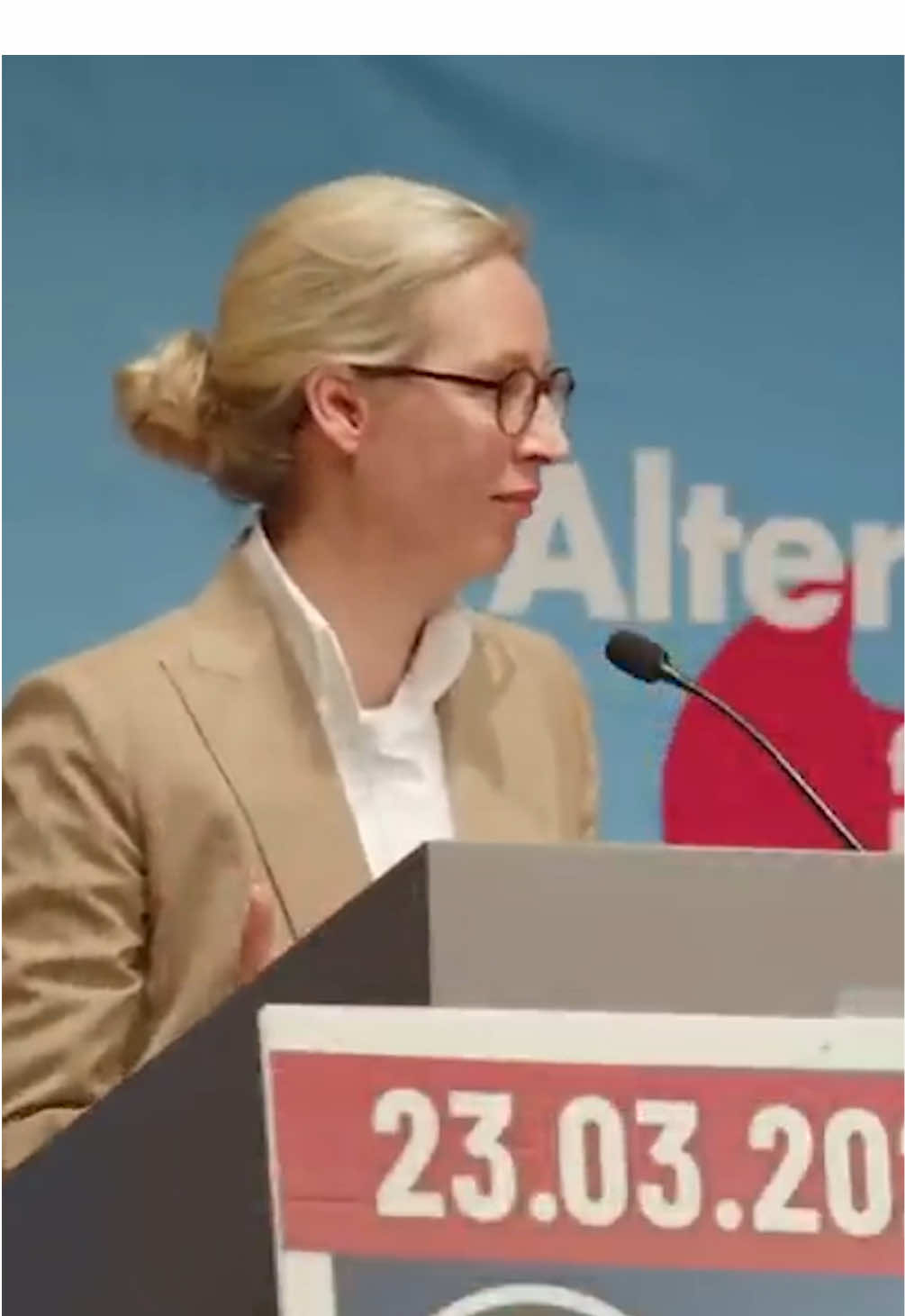 Bei den großen #Bauernprotesten am Brandenburger Tor war es nicht die #Regierung, die zu sehen war, sondern die #AfD. Ich war da, um mir ein eigenes Bild zu machen. Wer die Anliegen der #Mittelständler und #Unternehmer ernst nimmt, sollte genau hinschauen.  Deshalb am 23. Februar: AfD wählen!  #AfD #bauernproteste #mittelstand #BTW25 #teamalice #deshalbafd 