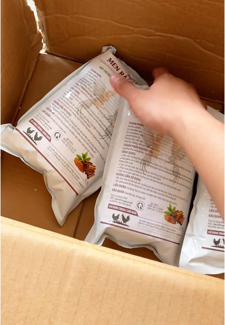 Cách vệ sinh chuồng trại đạt hiệu quả, mà an toàn cho gà, với combo mua 2 kí men tặng anh em thêm 1 kí nữa