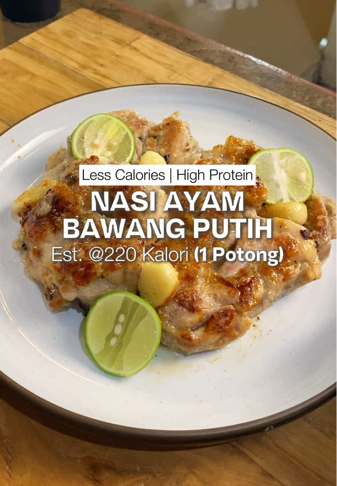 Nasi ketemu ayam bawang putih yang terinspirasi dari resepnya kak @Itsfrydays jadi makin pecah enaknyaa!! 😭🤤 Jangan salah, ini ayamnya gak digoreng deep fry ataupun air fryer yaa jadi tetep lebih rendah kalori dan minyak. Ayamnya juicy, terus nasinya penuh serat dan rendah gula karena aku pake @Kongbap.id 🫶🏻 SPECIAL PROMO pake Kode NinoPilihKongbap hingga 20% buat kalian yang beli Kongbap nih! buruan serbuuuu ‼️ NASI AYAM BAWANG PUTIH 1 recipe for 4 pcs Bahan Marinasi Ayam :  500gr Paha Ayam Fillet  8 siung Bawang Putih 1 sdt Bawang Putih Bubuk 1 sdt Kaldu Bubuk ½ sdt Lada Bubuk ½ sdt Garam 2 buah Jeruk Nipis Bahan Pelengkap Ayam :  2 sdt Tepung Tapioka 5 pcs Bawang Putih Utuh Bahan Kongbap Rice : 1 Sachet Kongbap 250gr Beras Estimasi Info Gizi :  880 Total Kalori (4 Potong (belum termasuk nasi)) 127gr Protein 43gr Karbo 29gr Fat #ayambawangputih #reseprendahkalori #menudiet #kongbap #ayampanggang #serunyakuliner #TambahKongbapAja 
