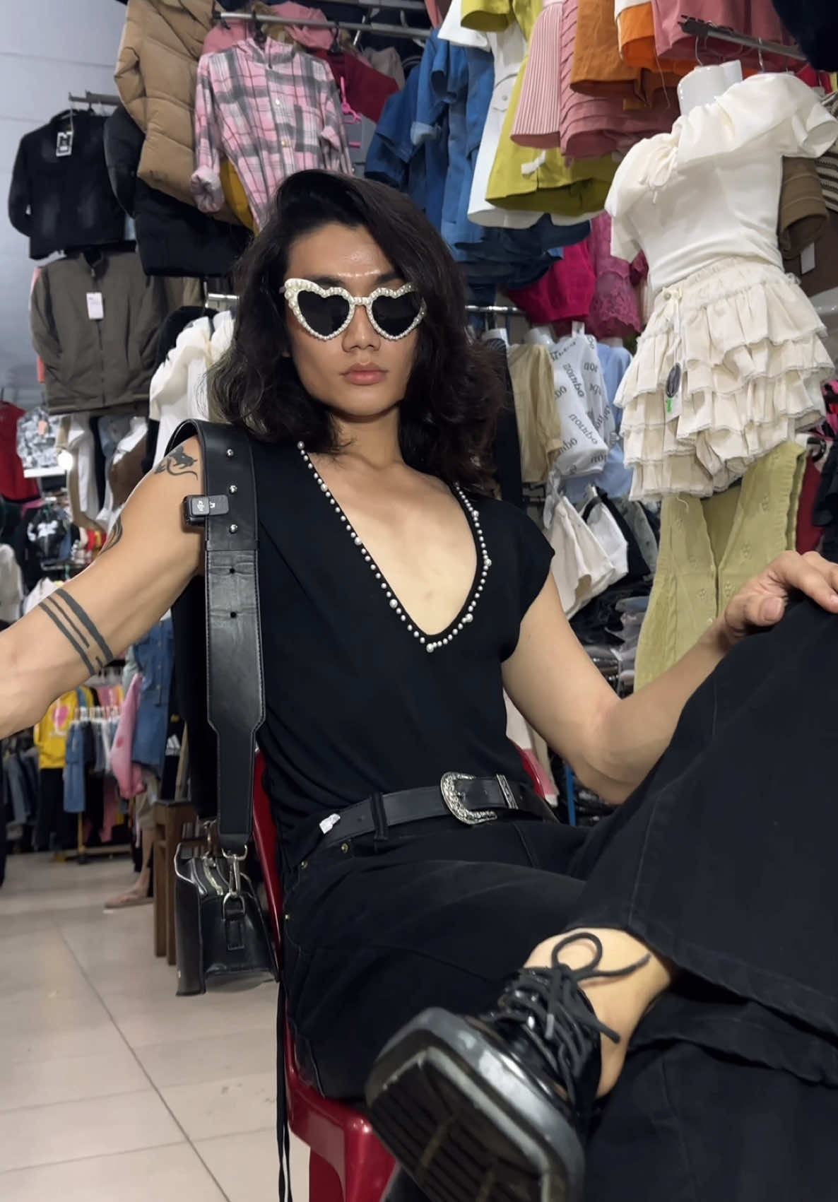 Lâu lâu dìa quơ mà lòng nôn nao, cái chợ này quá quen thuộc với tui rồi =))) 🤣 | Fashion show challenge at the market ❤️ #fashion #LearnOnTikTok #trending #fyp #harrynista  