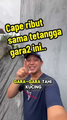 Pusing rumah sering dikunjungi kucing tetangga? 😿  Jangan khawatir, coba trik simpel ini!  Pakai botol air mineral diisi air dan taruh di tempat strategis, seperti halaman atau depan pintu.  Refleksi dari airnya bikin kucing enggan mendekat.  Praktis, murah, dan ramah lingkungan! Cobain deh, rumah jadi bebas kucing tanpa repot! 🐾✨  #TipsRumahBersih #TrikAntiKucing #BotolAirAntiKucing”