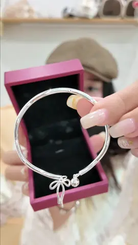 Lắc tay charm nơ siu xinhh #review  #xuhuong #trending #viral #fypシ #fyp #tientiton #LearnOnTikTok #SaleGiuaThang #SieuHoiNhaSangTao 