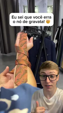 Eu sei que você erra o nó de gravata! 👔 Mas agora vai ficar muito mais fácil, é só fazer da maneira mostrada no vídeo que você vai ter um nó perfeito em segundos. 🕴🏻 . Gostou? segue @truquesdoedu para ➕ dicas incríveis como essa!  . Créditos: @luxurymezon1 . . . . . #gravata #nódegravata #estilo #moda #terno