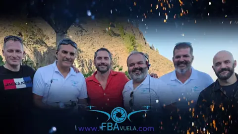 🎄✨ Desde FBAvuela queremos desearles unas felices fiestas y un próspero año nuevo. Este 2024 ha sido un año lleno de logros, colaboración y avances en el uso responsable de los UAS. Gracias por confiar en nosotros y ser parte de esta comunidad. ¡Por un 2025 lleno de innovación y progreso juntos! 🚁💙 #fbavuela  #feliznavidad  #UASCanarias  #innovacióneducativa  #Comunida  #canarias  #Navidad2025  #noeasa #c0 #c5 #c6 