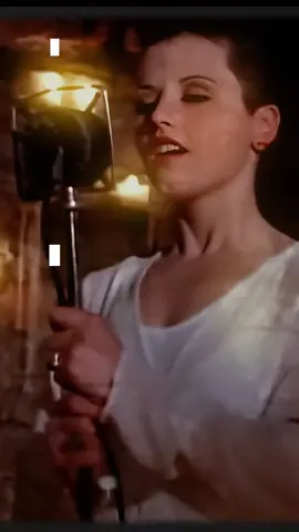 (The Cranberries - Dreams) A veces, la vida cambia de formas inesperadas cuando encontramos a alguien que despierta lo mejor en nosotros.  Dreams nos recuerda que el amor puede transformar hasta lo más ordinario en algo extraordinario.  Nunca dejes de soñar, porque el amor verdadero podría estar más cerca de lo que crees.  #Dreams #TheCranberries #MusicaInolvidable #DoloresORiordan #CancionesQueInspiran #AmorVerdadero #IndieRock #MusicaParaElAlma #VideoReflexiv #subtitulos 